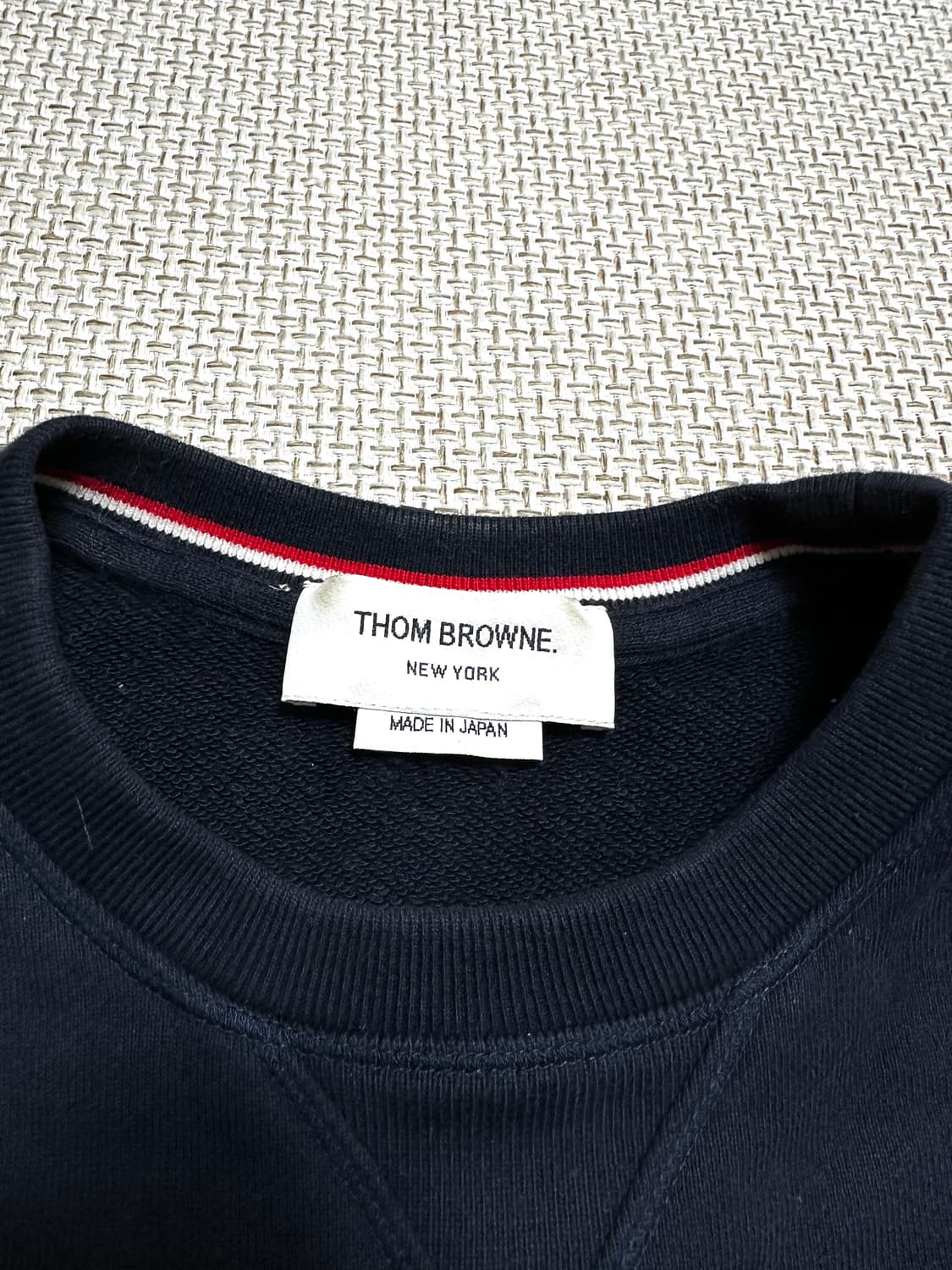 [3/당일배송] 톰브라운 사선완장 네이비 맨투맨 상품이미지3