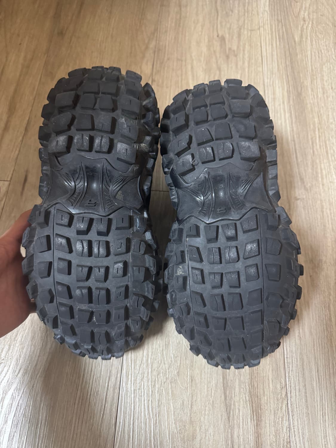 [42] 발렌시아가 디펜더 스니커즈 블랙 상품이미지4