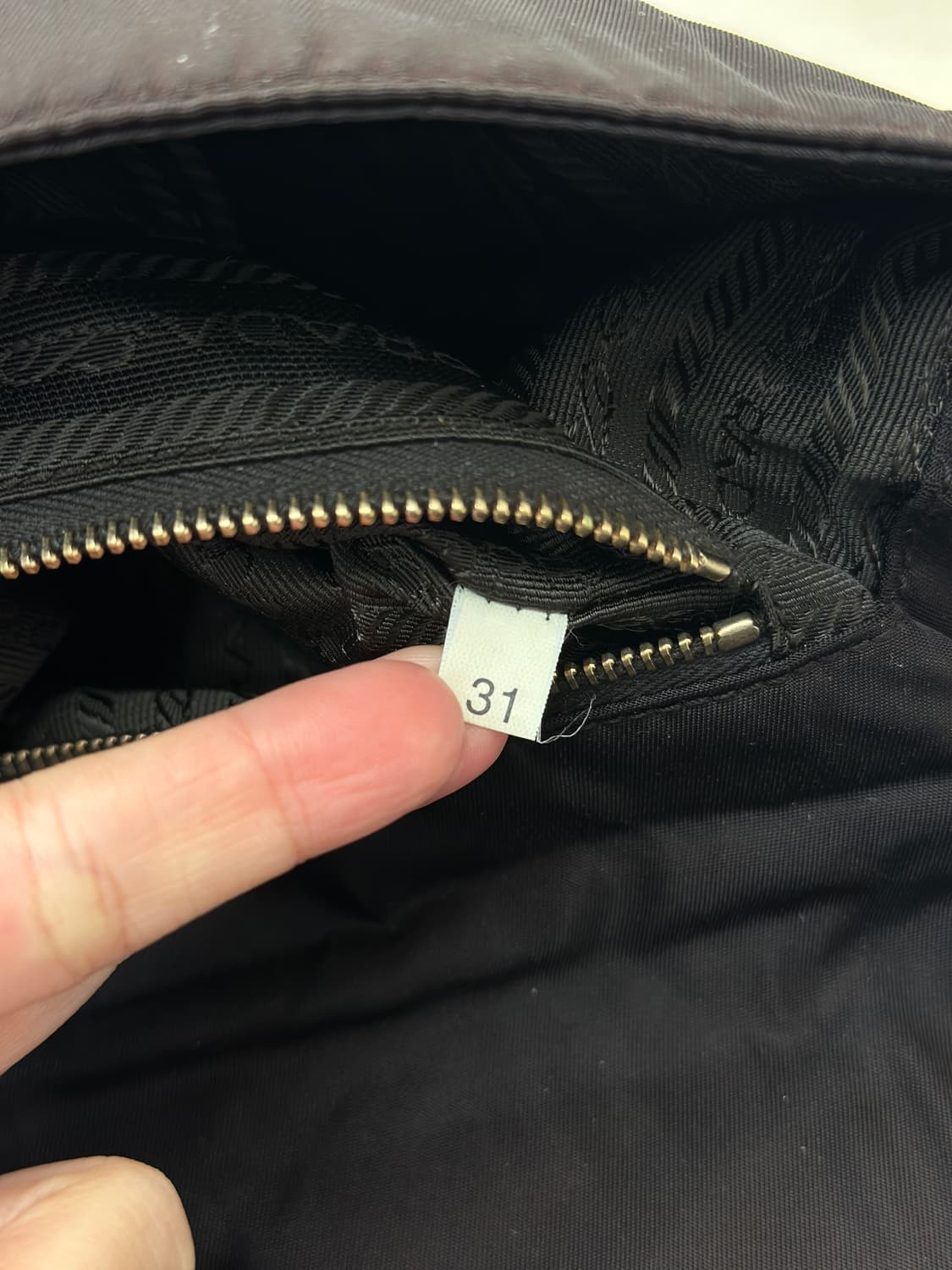 프라다 삼각로고 다크브라운 나일론 플랩 숄더백  상품이미지9