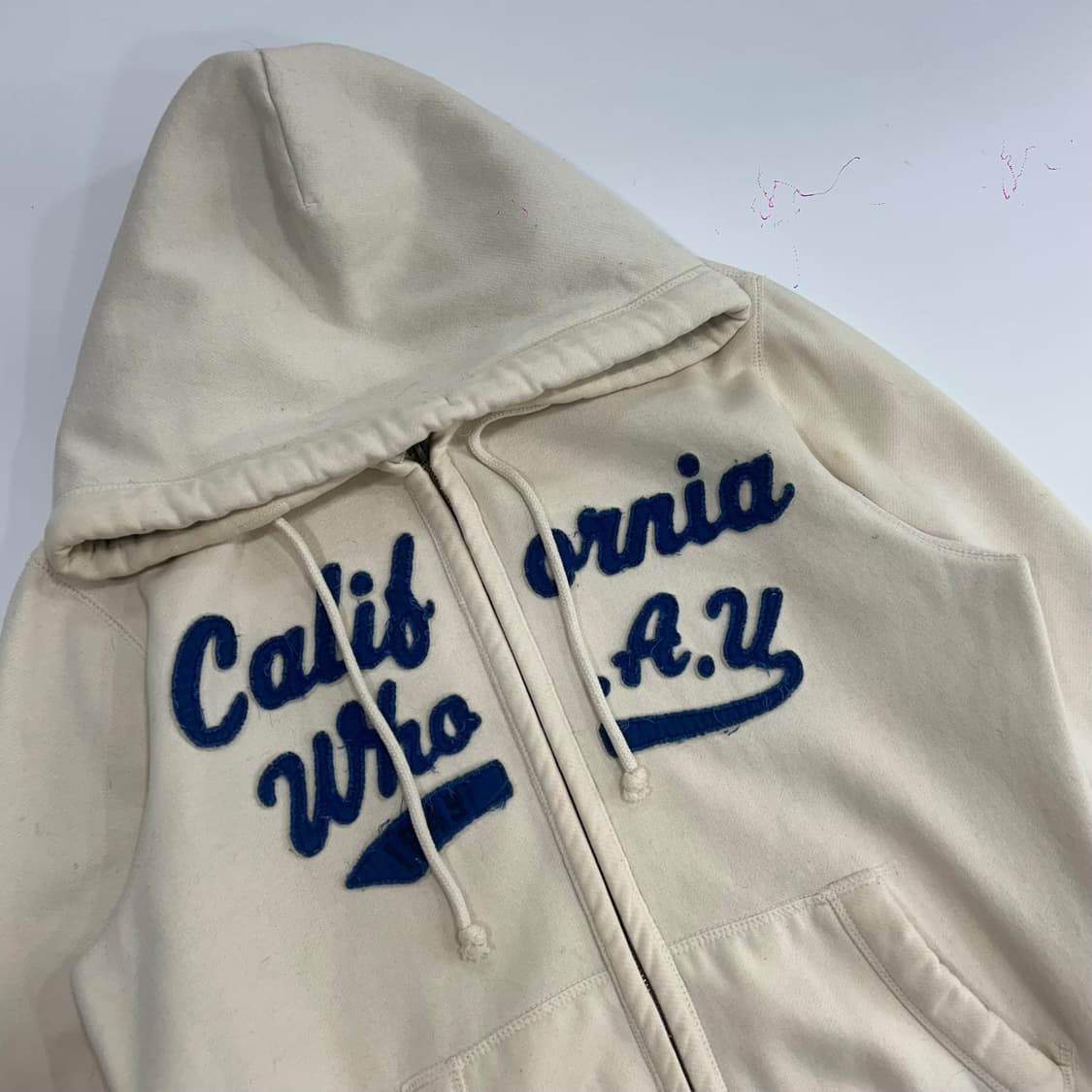 Who.A.U 후아유 블루 레터링 로고 아이보리 후드집업 상품이미지4