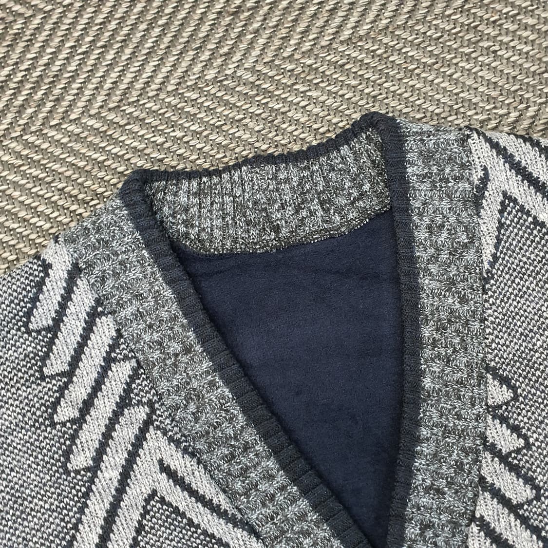 심플한 브이넥 니트 가디건 남자105 상품이미지2