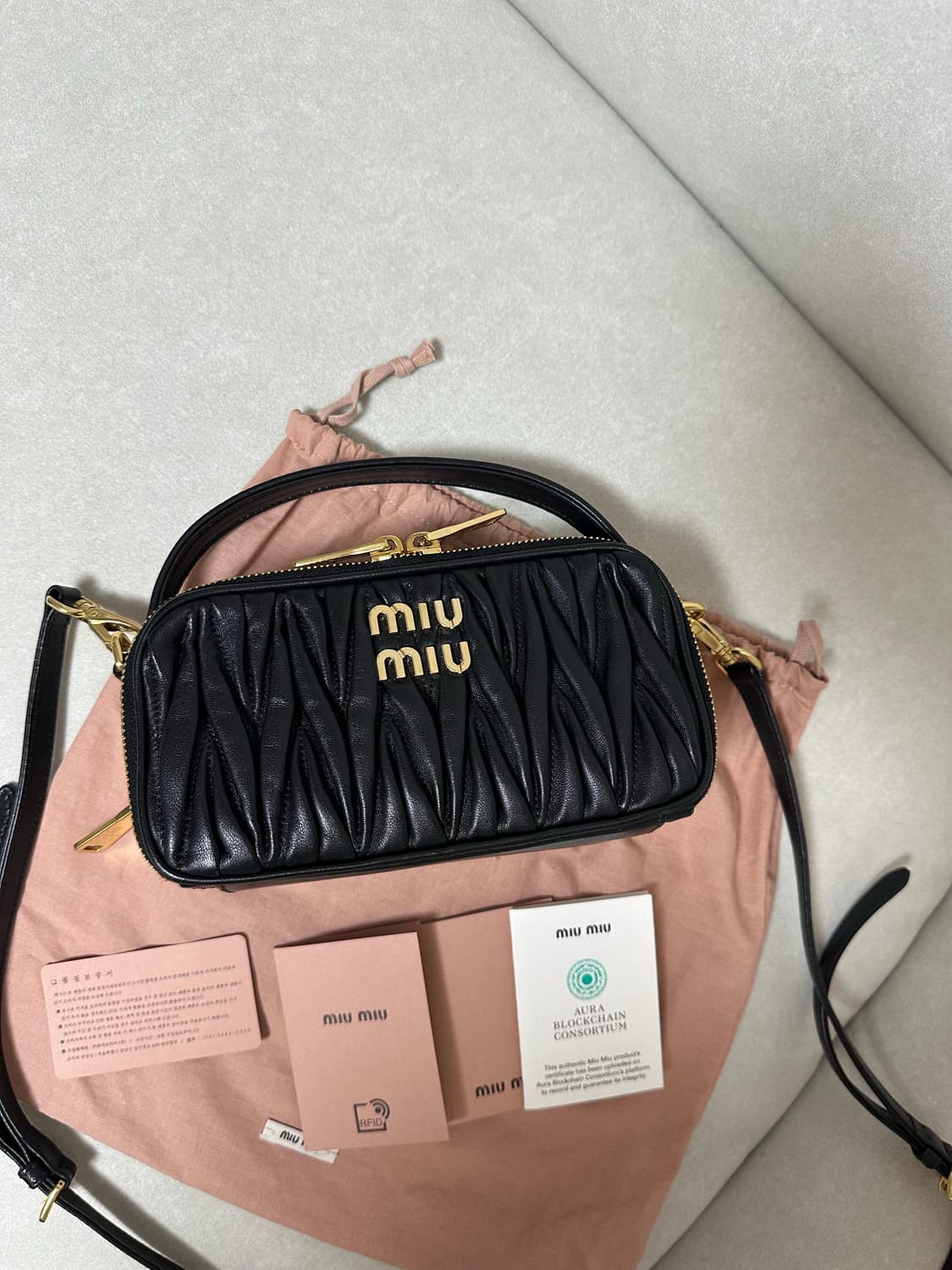 [A+ 정품] 미우미우 마테라쎄 탑핸들 크로스백 상품이미지1