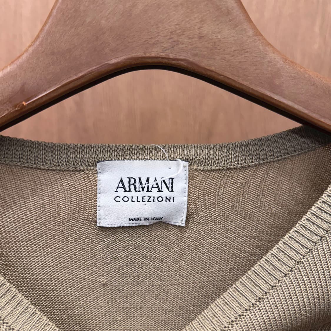 아르마니 꼴레지오니 라운드넥 니트 사이드 슬릿 디테일 레귤러핏 베이지 상품이미지6