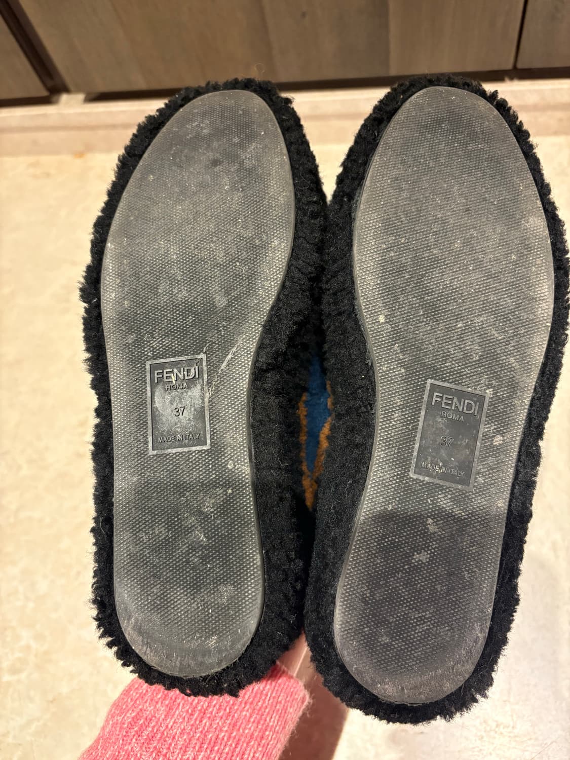 블루 시어링 소재의 펜디 FENDI 플랫폼 슬라이드 샌들 상품이미지5