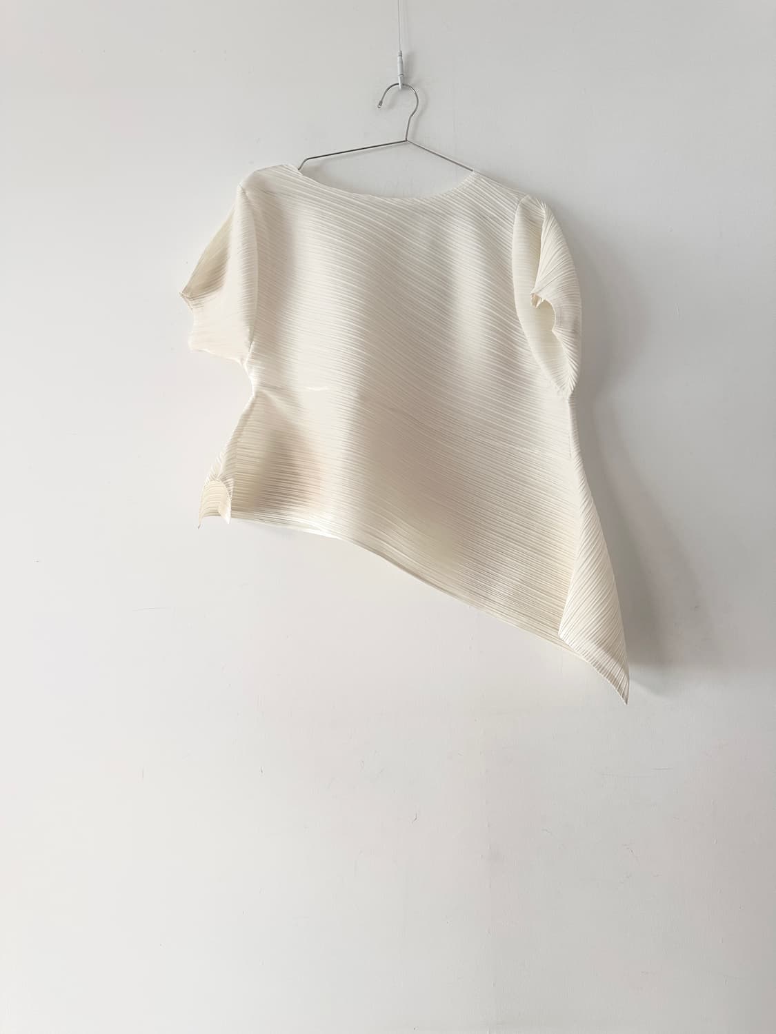 Contour fly pleats top / white 상품이미지1