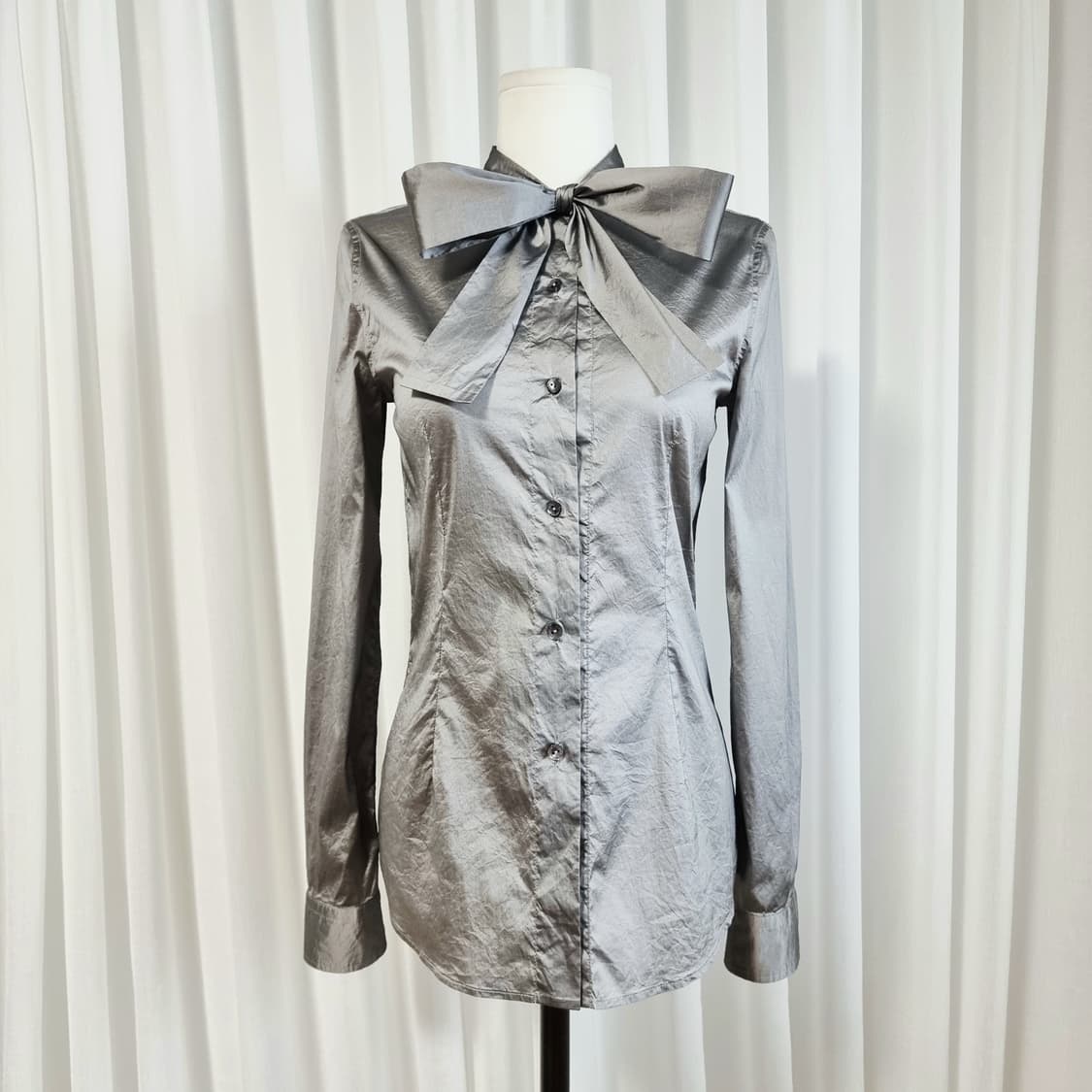 돌체앤가바나 실크66 메탈릭실버 리본타이 링클 블라우스 (55) 상태최상 상품이미지2