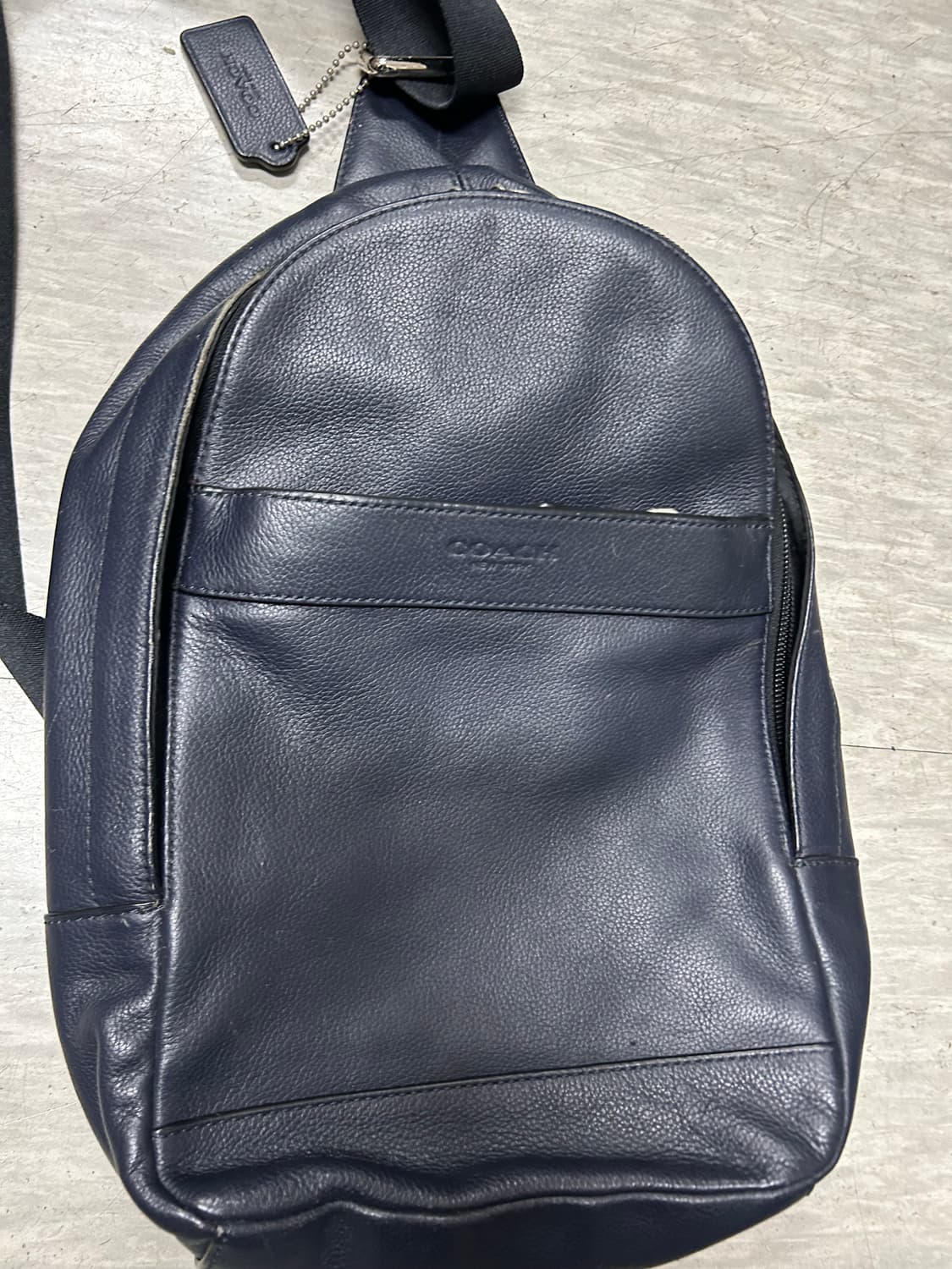 코치 네이비 가죽 슬링백 상품이미지2