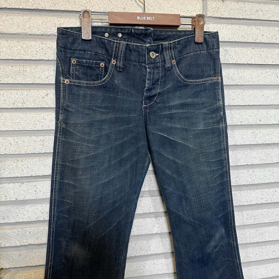 디젤 Y2K 슬림 부츠컷 데님팬츠 위스커링 백스트랩 디테일 상품이미지3