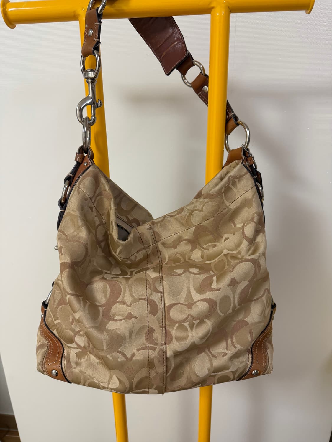 코치 시그니처 숄더백 베이지 호보백 상품이미지2