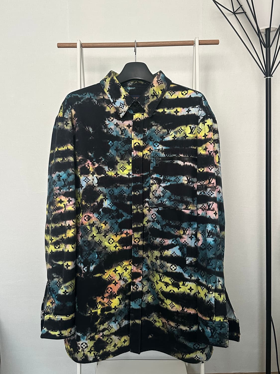 루이비통 타이 다이 모노그램 셔츠 5L 상품이미지2
