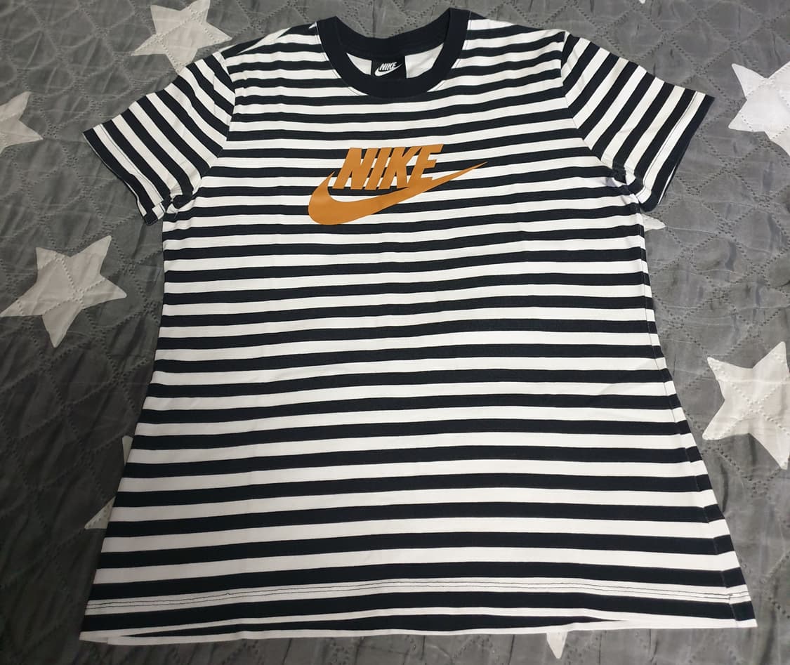 나이키 스우시 클럽 스트라이프 반팔티 검횐 상품이미지1