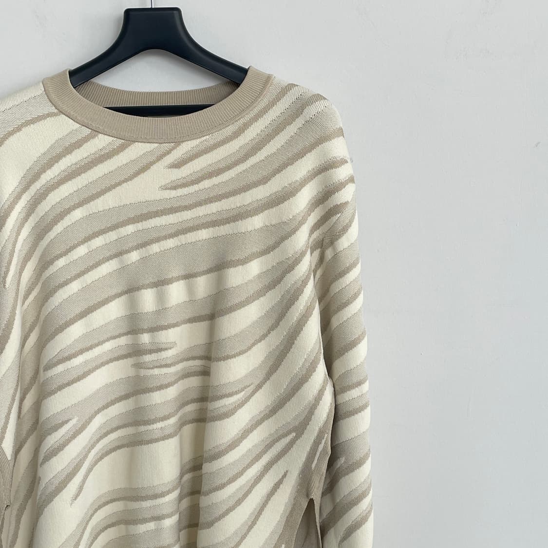 코스 지브라 패턴 니트 상품이미지3