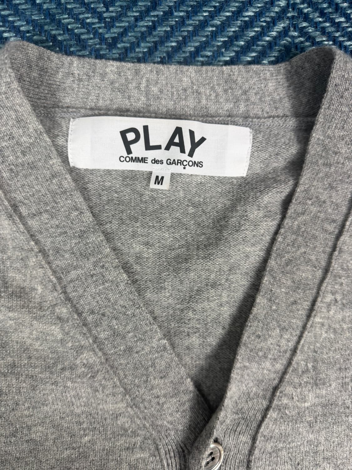 꼼데가르송 플레이 블랙 하트 가디건 (차콜 그레이 / M) 상품이미지3