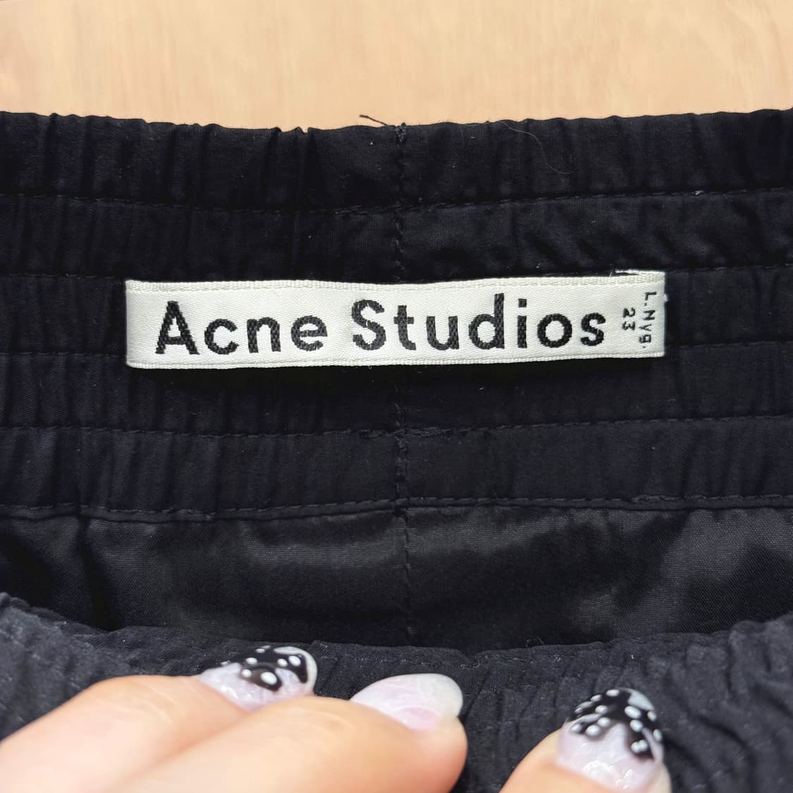 아크네 스튜디오 크링클 밴딩 미디스커트 후면 포켓 디테일 유광 블랙 상품이미지7