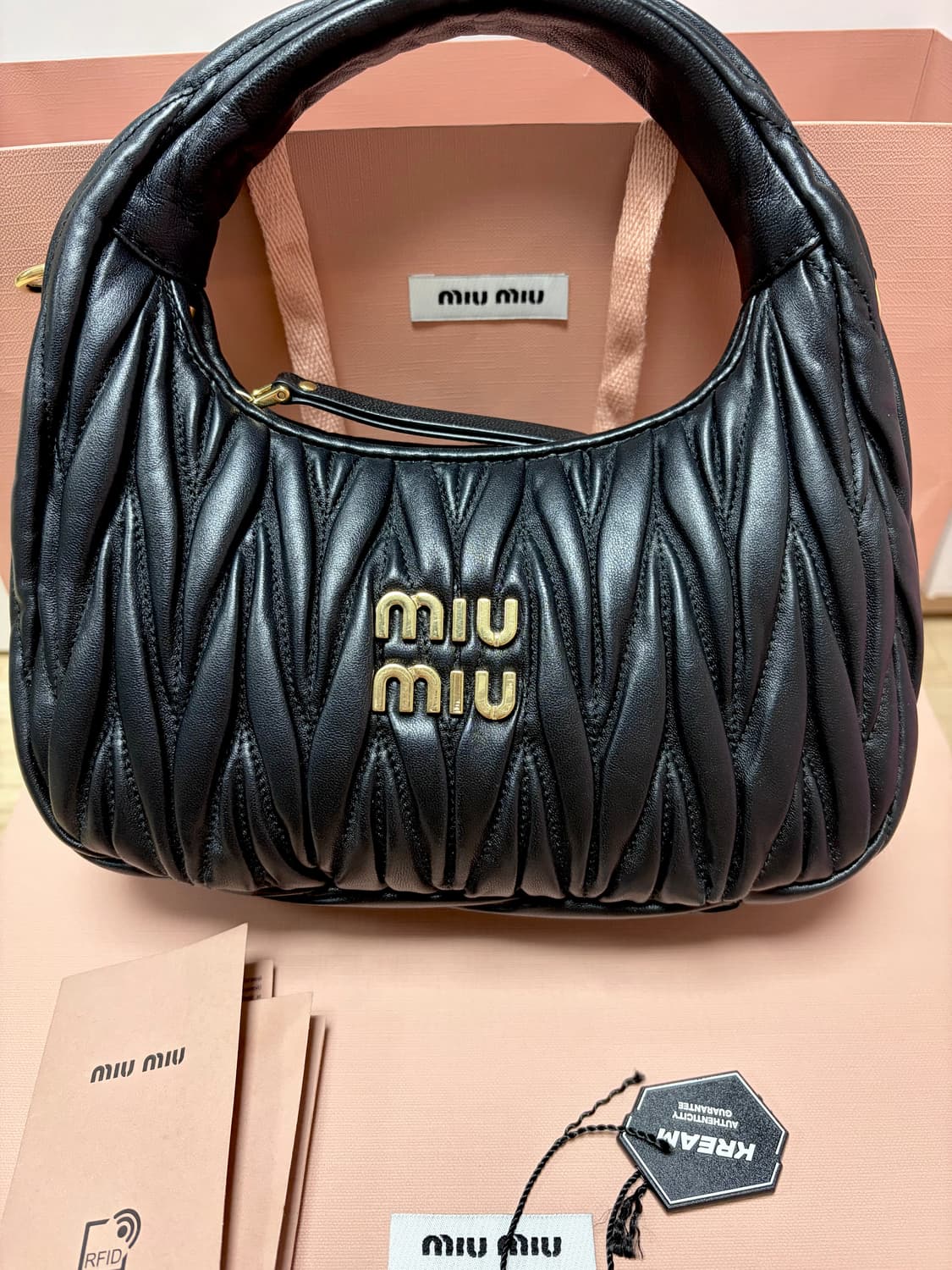 미우미우 완더 마테라쎄 나파 가죽 호보 백 스몰 블랙 상품이미지1