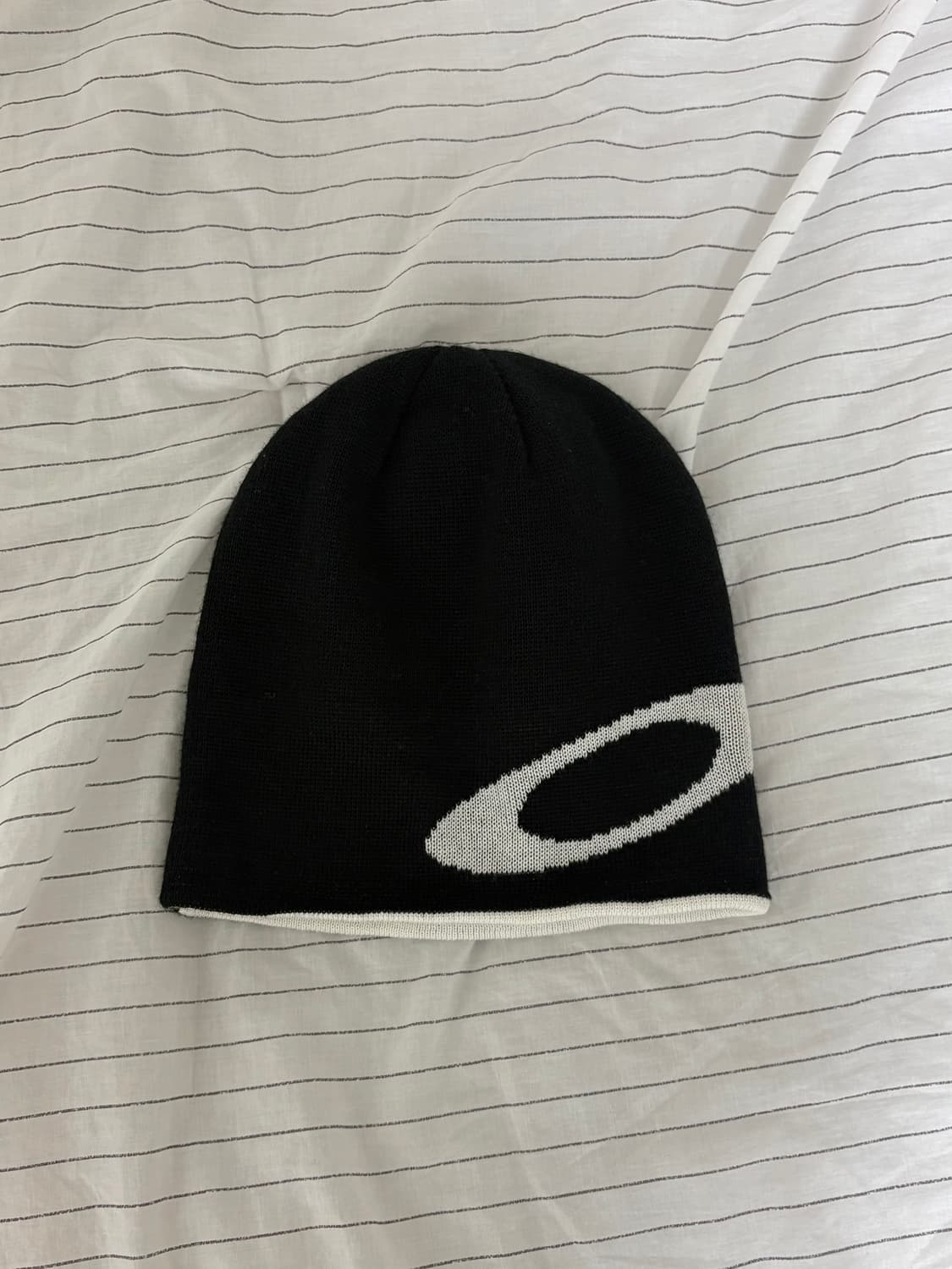 오클리 엘립스 비니 블랙 화이트 상품이미지1