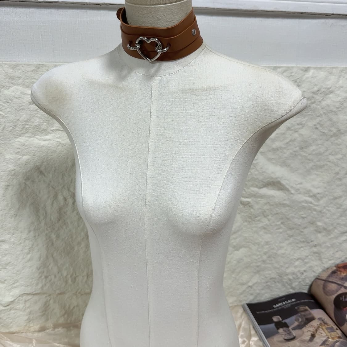 빈티지 고딕 브라운 하트 가죽 초커 목걸이 상품이미지1