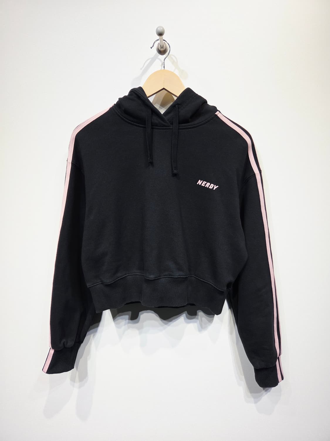 널디 NERDY 검정색 핑크라인 크롭 후드티_S 상품이미지2