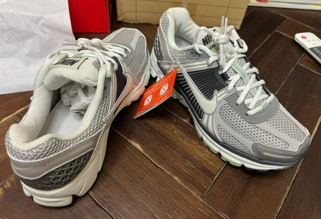 나이키 줌 보메로 5 우먼스 코블스톤 앤 플랫 퓨터 상품이미지1