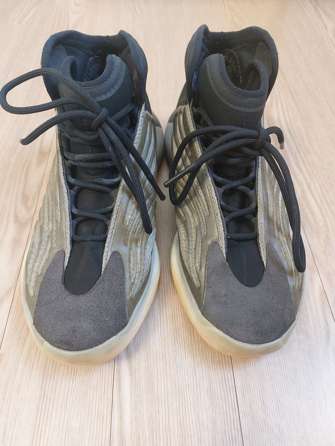 아디다스 이지 부스트 퀀텀 바리움 상품이미지3