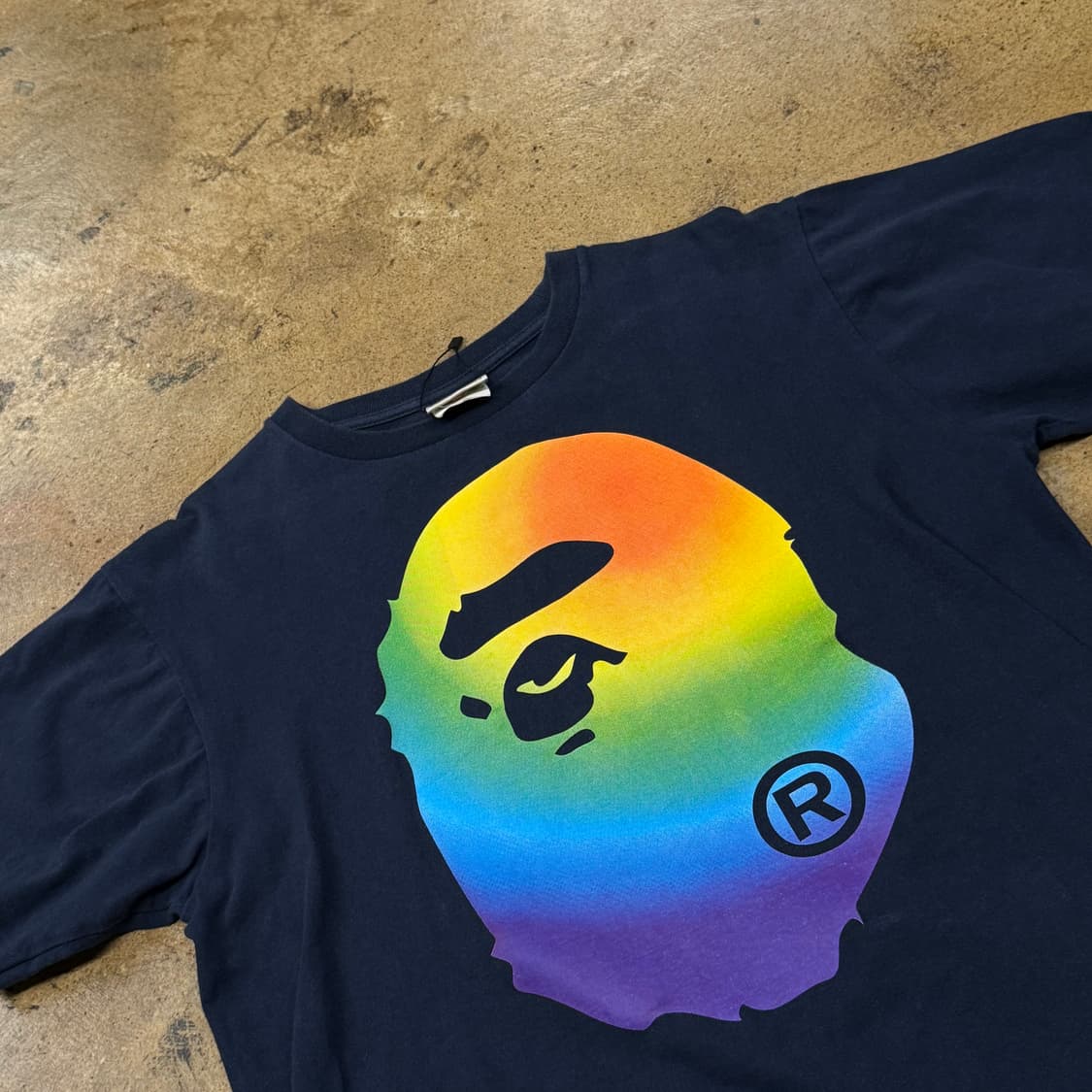 베이프 빅 사루 레인보우 네이비 반팔 티셔츠 상품이미지1