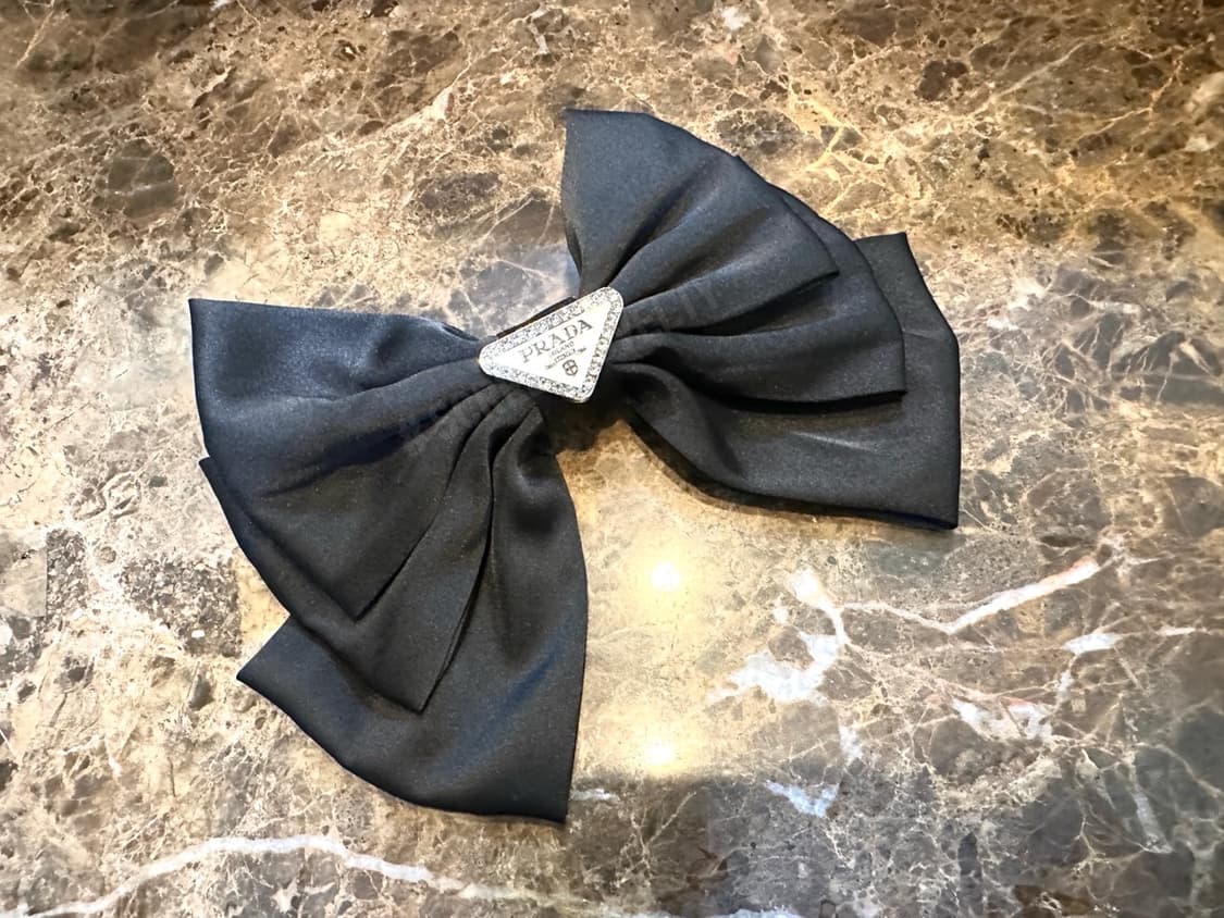 프라다 화이트로고 헤어핀 블랙 상품이미지7
