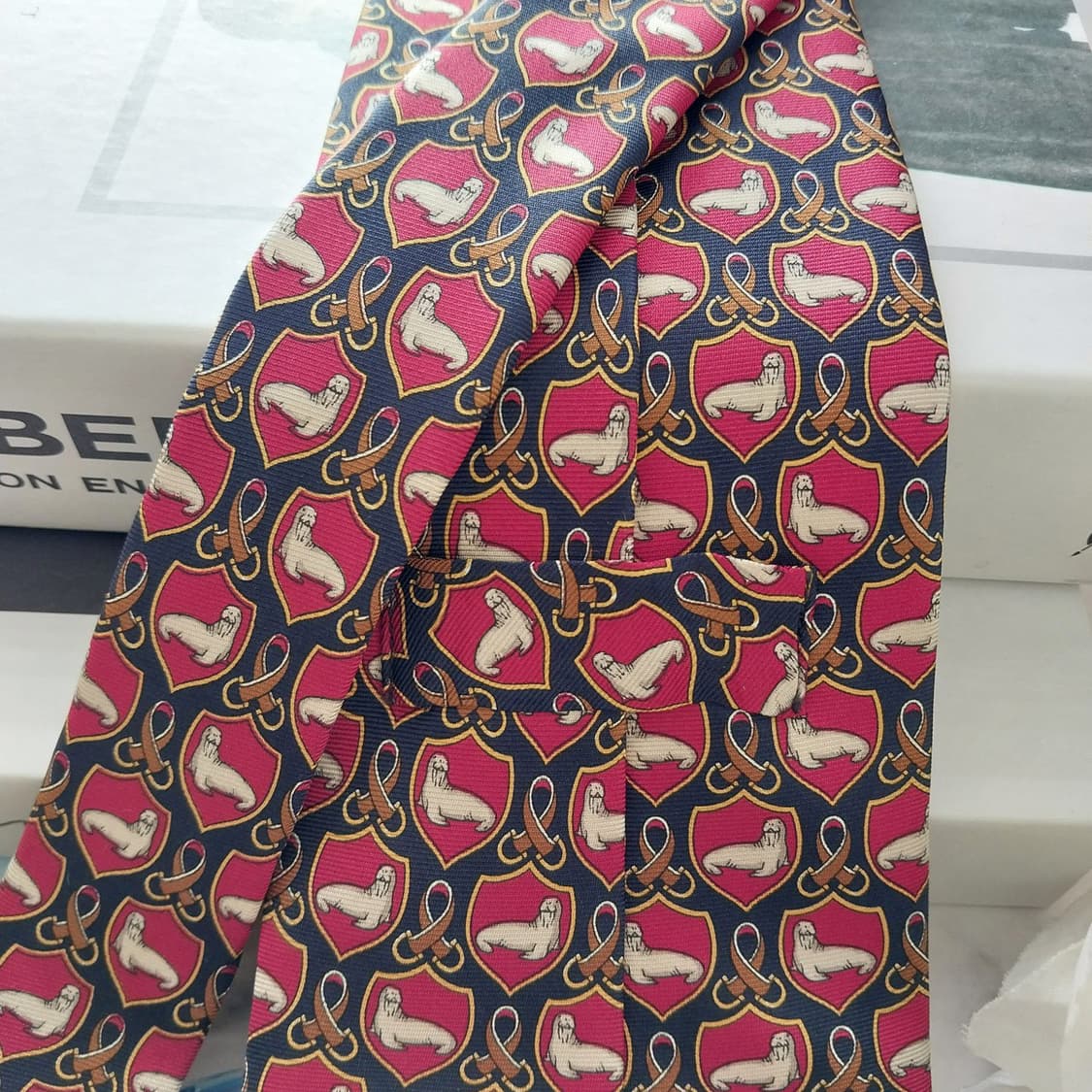 버버리 실크 레드&네이비 패턴 넥타이 9.9cm A+~A등급 K1299
 상품이미지5