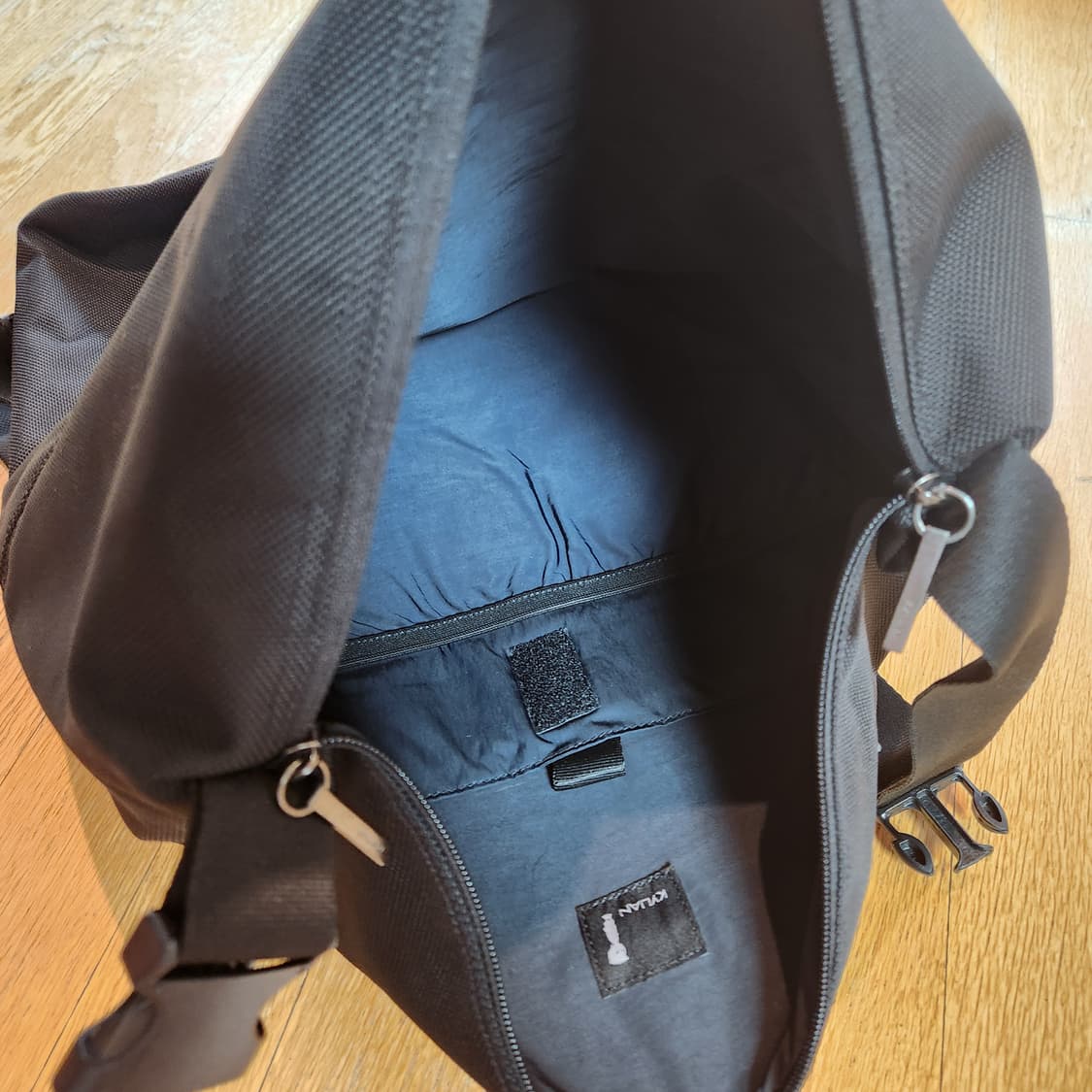 “깔끔한 간지💼 KYLIAN 올블랙 백팩”
 상품이미지3