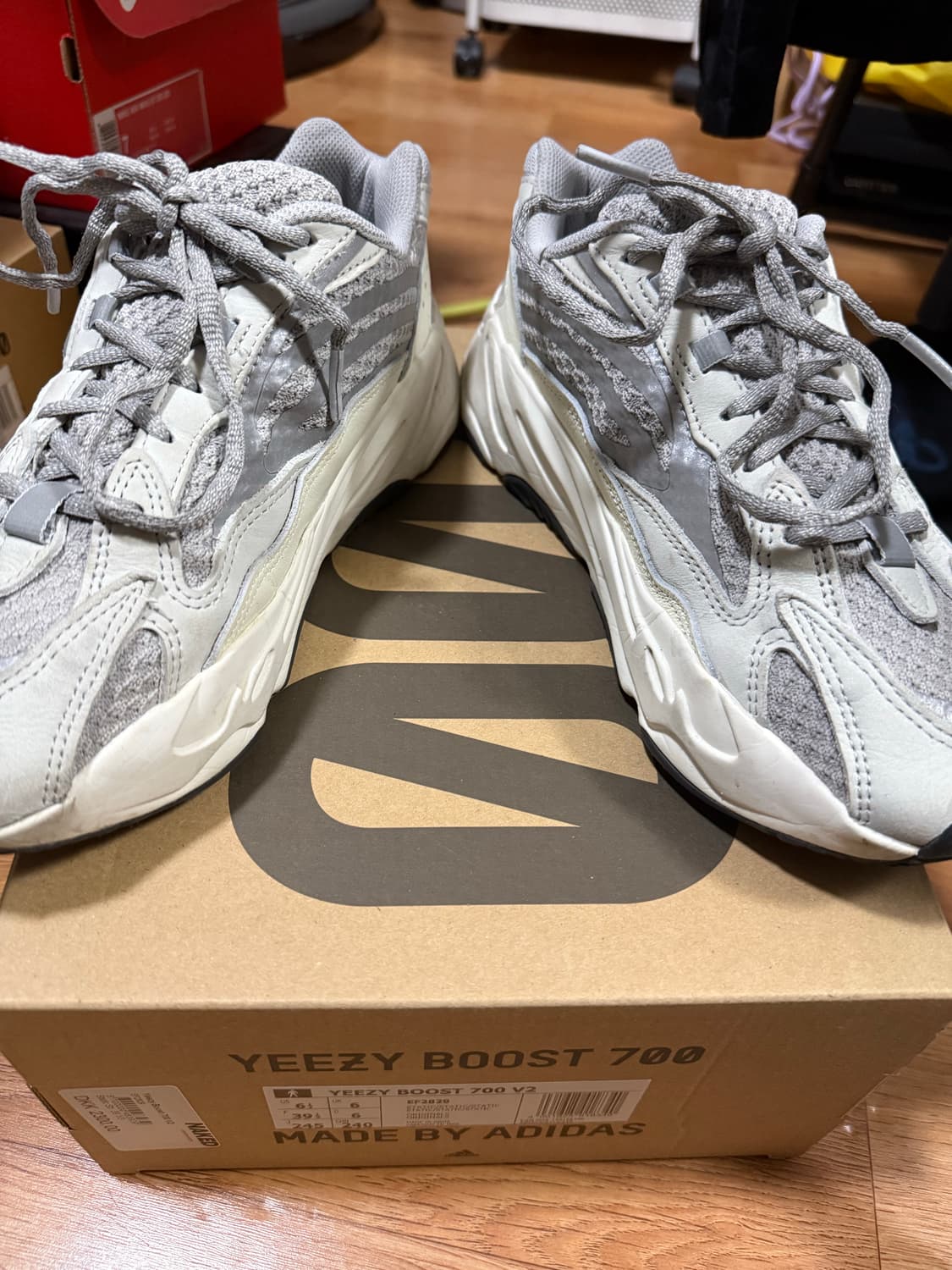 [245] 아디다스 이지부스트 700 V2 스태틱 상품이미지3