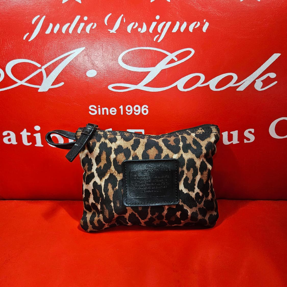 코치(COACH) 레오파드 핸들 파우치백 상품이미지1