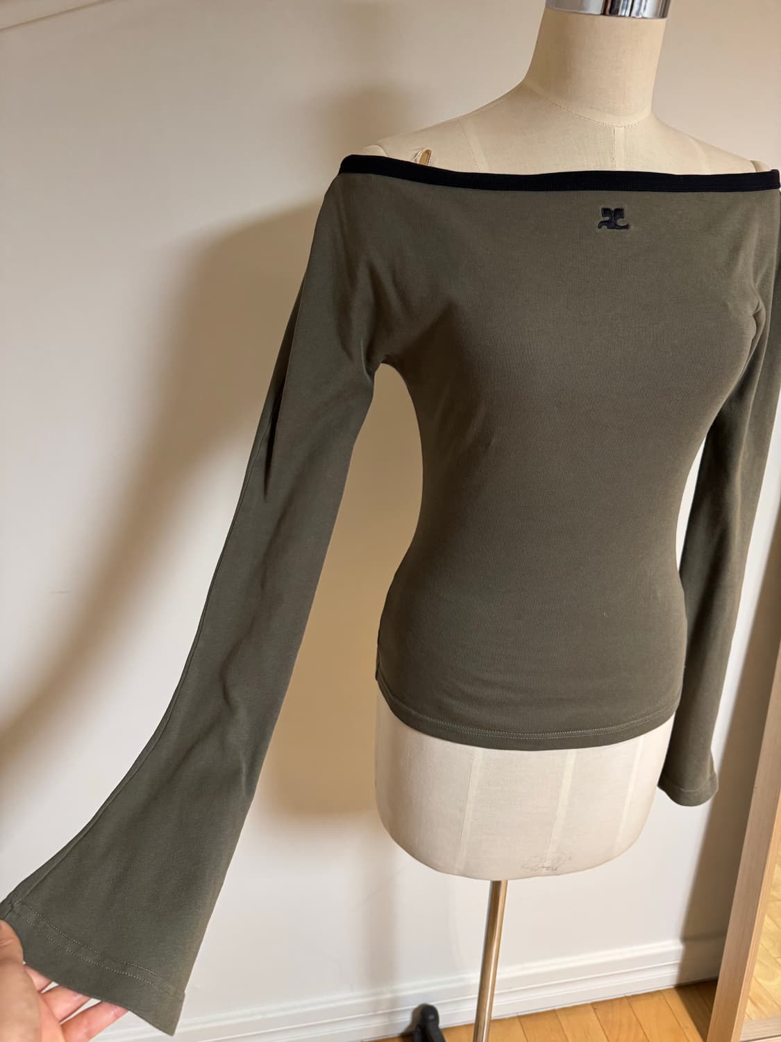 꾸레쥬 오프숄더 긴팔 티셔츠 XS 사이즈 상품이미지3