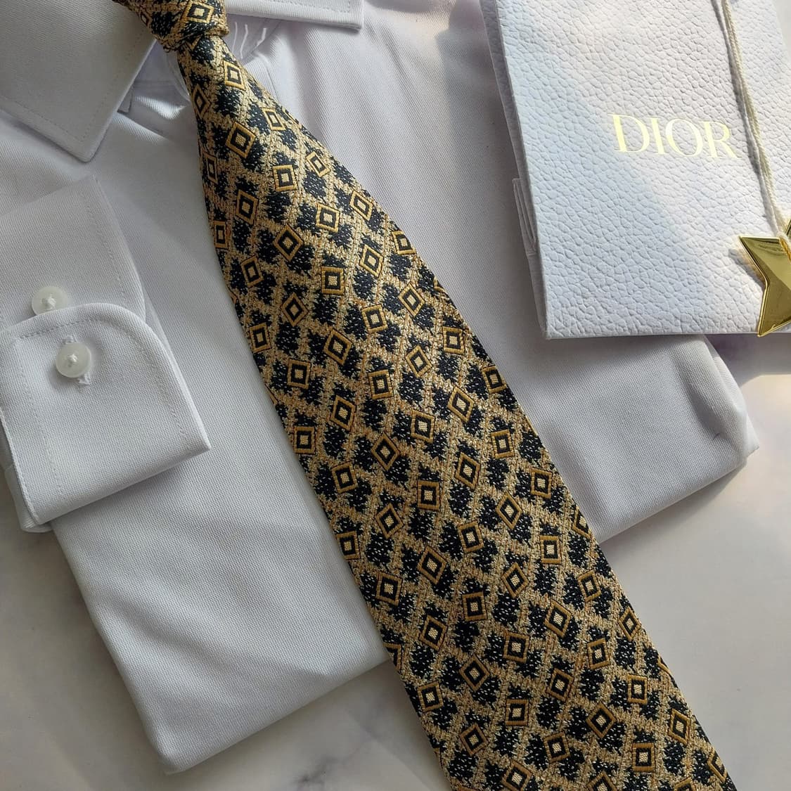 디올 실크 골드&블랙 패턴 넥타이 10.1cm A+등급 K1321
 상품이미지8