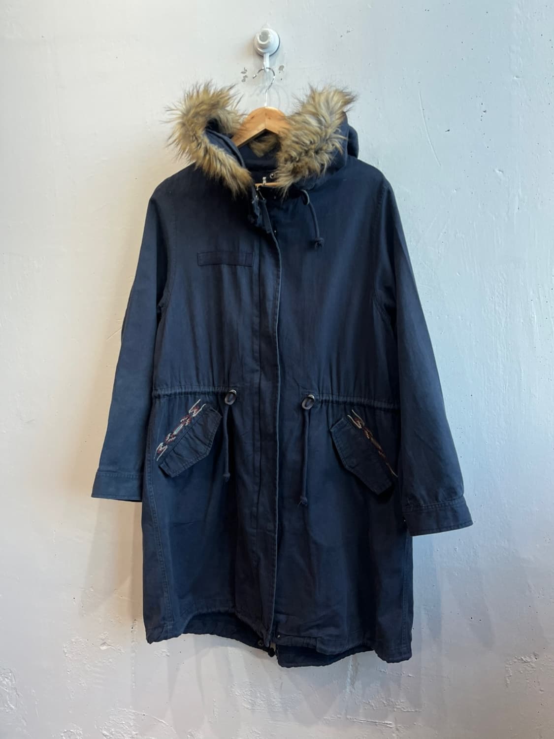 TITICACA 티티카카 에스닉 피쉬테일 파카 네이비  상품이미지1