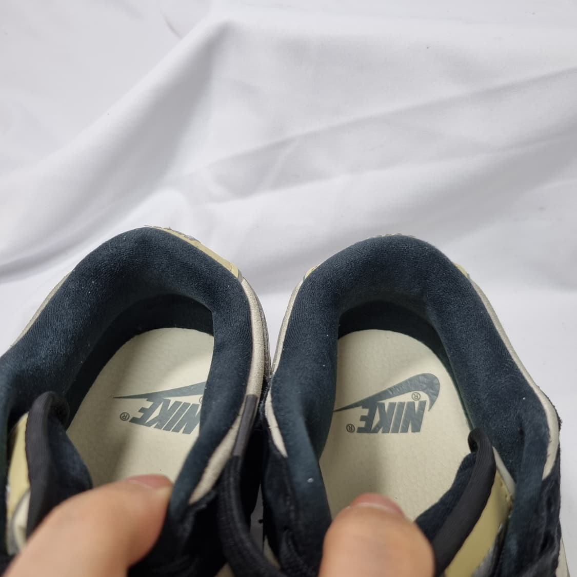 245 나이키 덩크 로우 LX 블랙 스웨이드 스니커즈 상품이미지6
