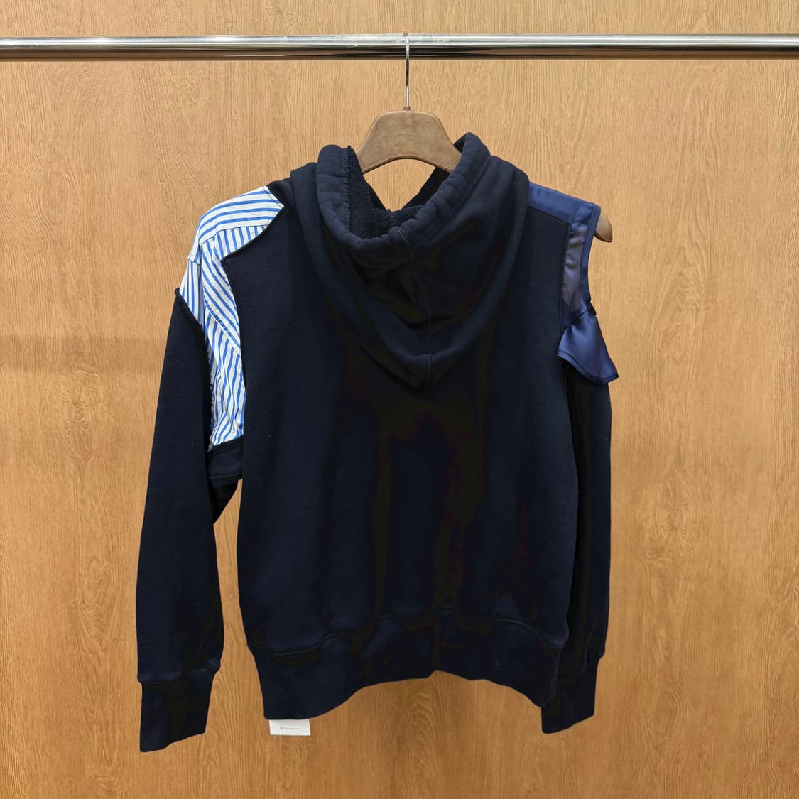 사카이 후드 티셔츠 스트라이프 패치 워크 컷아웃 러플 숄더 디테일 네이비 상품이미지3