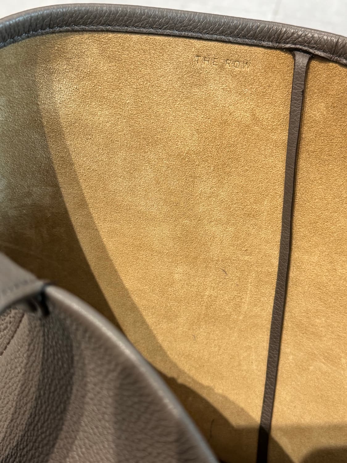 더 로우 파크백 라지 다크 올리브 컬러 상품이미지4