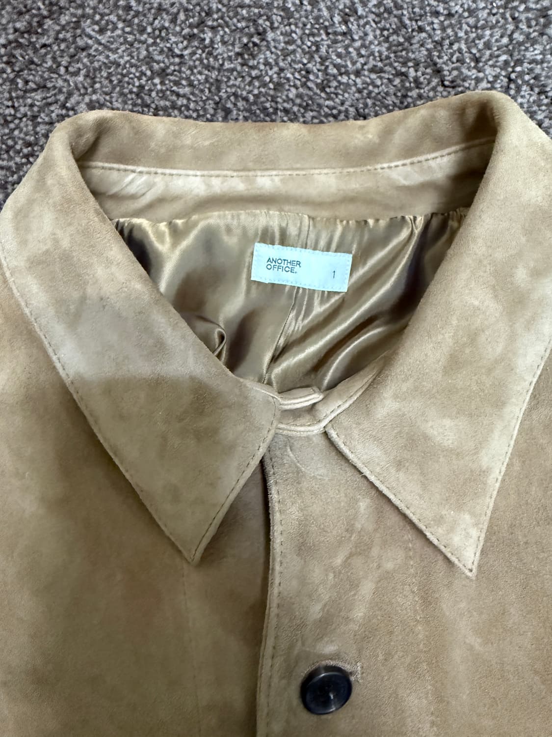 어나더오피스 25FW 레더 커버올 자켓 카멜 (1) 상품이미지3