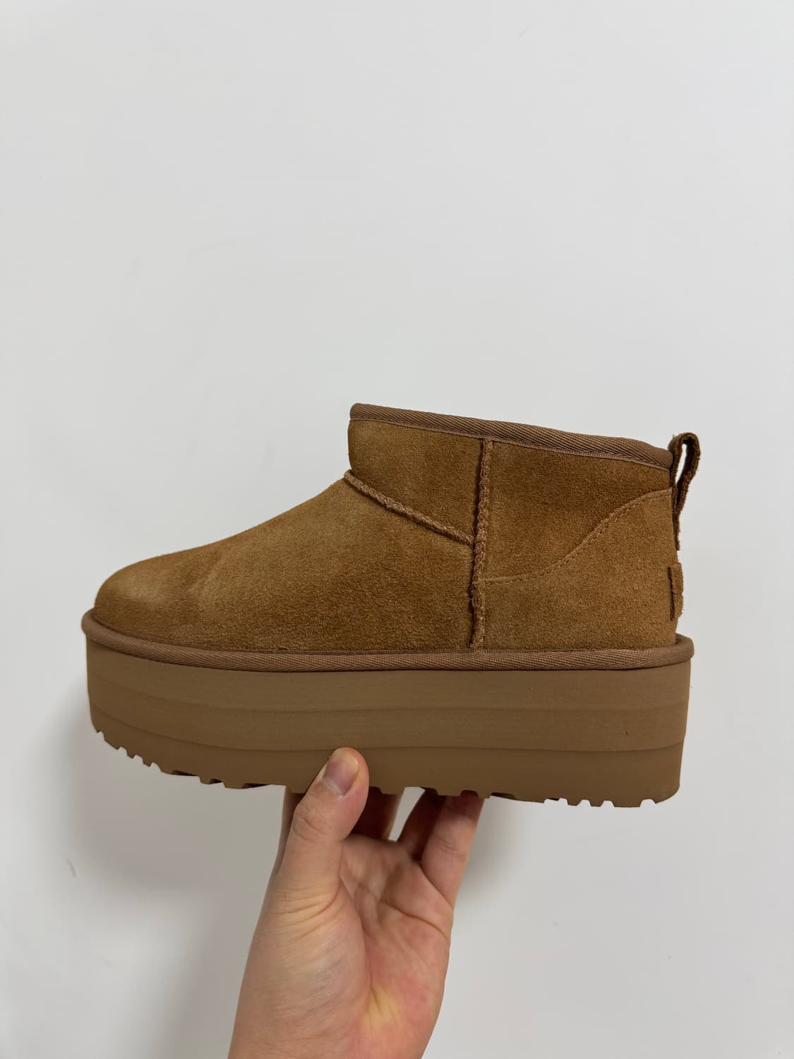 어그 스웨이드 레더 미니 플랫폼 부츠 체스넛 / 1135092CHE 상품이미지1