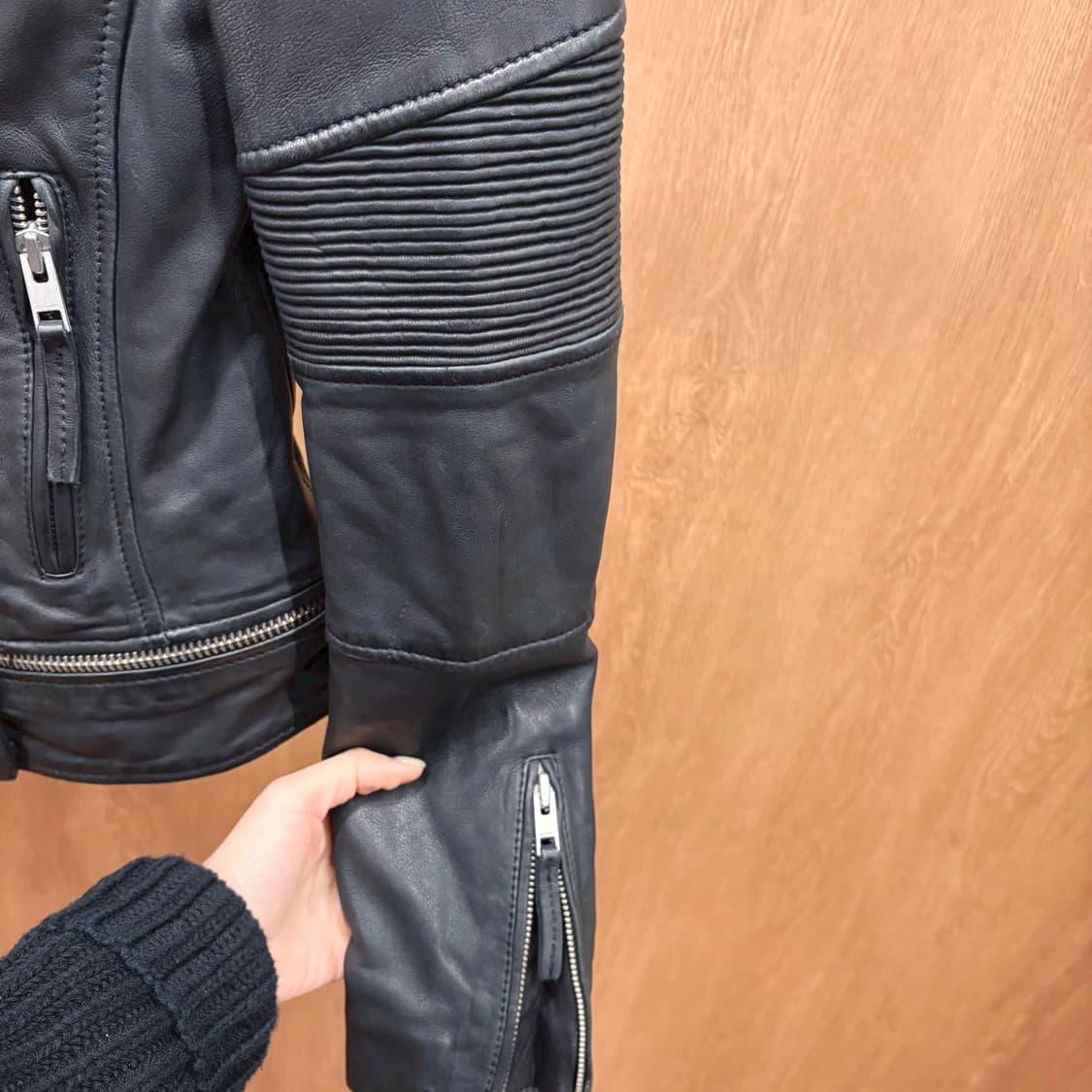 올세인츠 긴팔 레더 자켓 스탠드 칼라 입체 절개 비대칭 지퍼 디테일 블랙 상품이미지6
