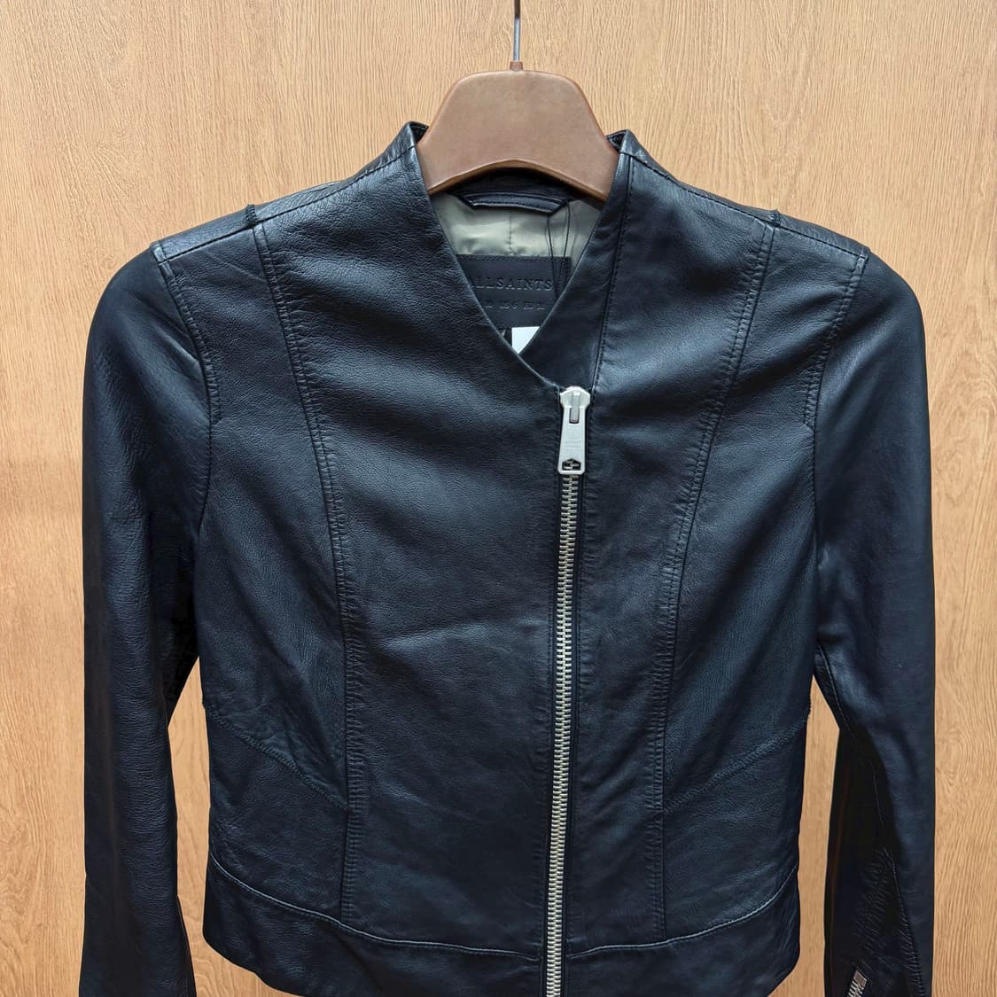 올세인츠 긴팔 레더 자켓 스탠드 카라 미니멀 모토 사선 지퍼 디테일 블랙 상품이미지4