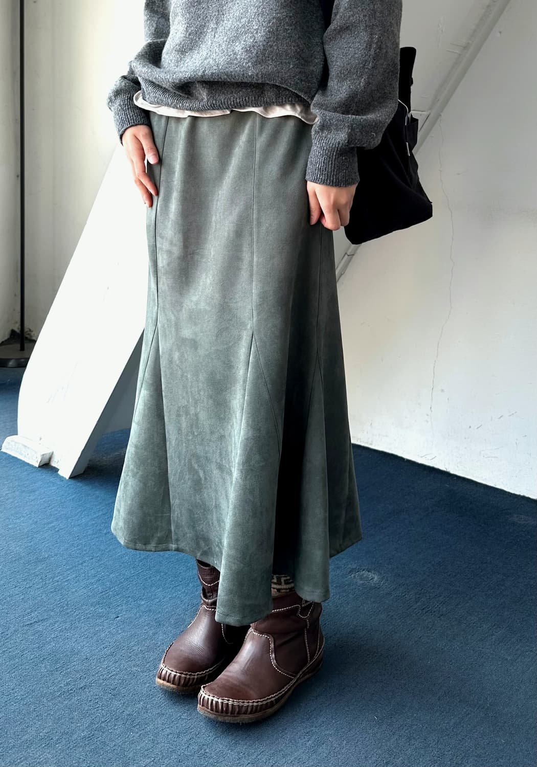 Fake suede flare silhouette skirt 상품이미지3