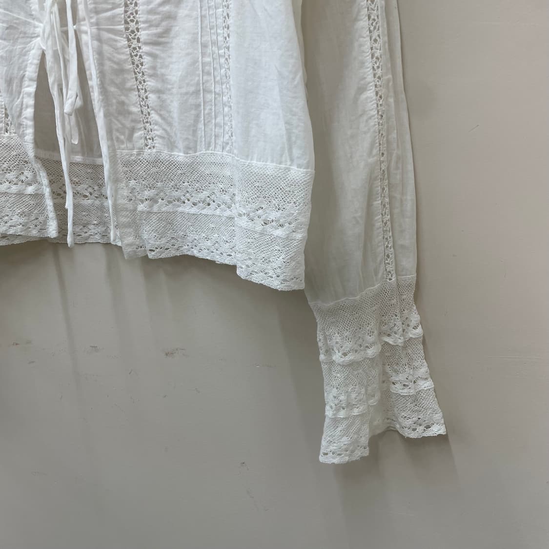 여리 페어리 모리 화이트 코튼 레이스 아일릿 크롭 블라우스 상품이미지3