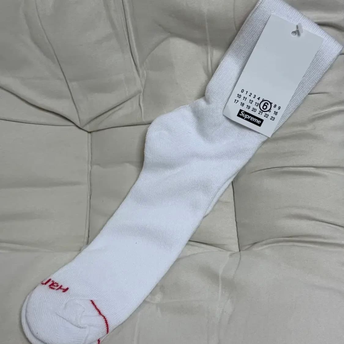 슈프림 x MM6 메종 마르지엘라 헤인즈 크루 삭스 양말 화이트 상품이미지1