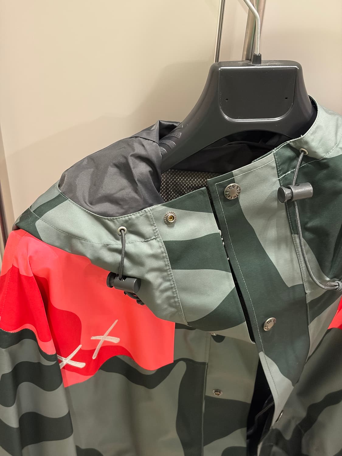 [USED][L] KAWS x THE NORTH FACE JACKET 상품이미지4