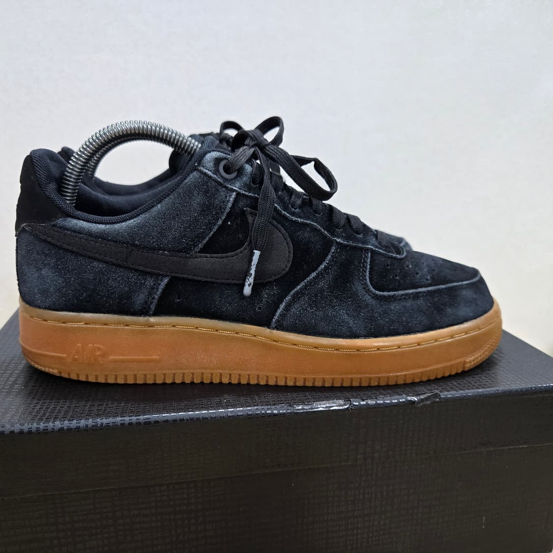 255 나이키 에어포스1 스웨이드 검솔 블랙 상품이미지7