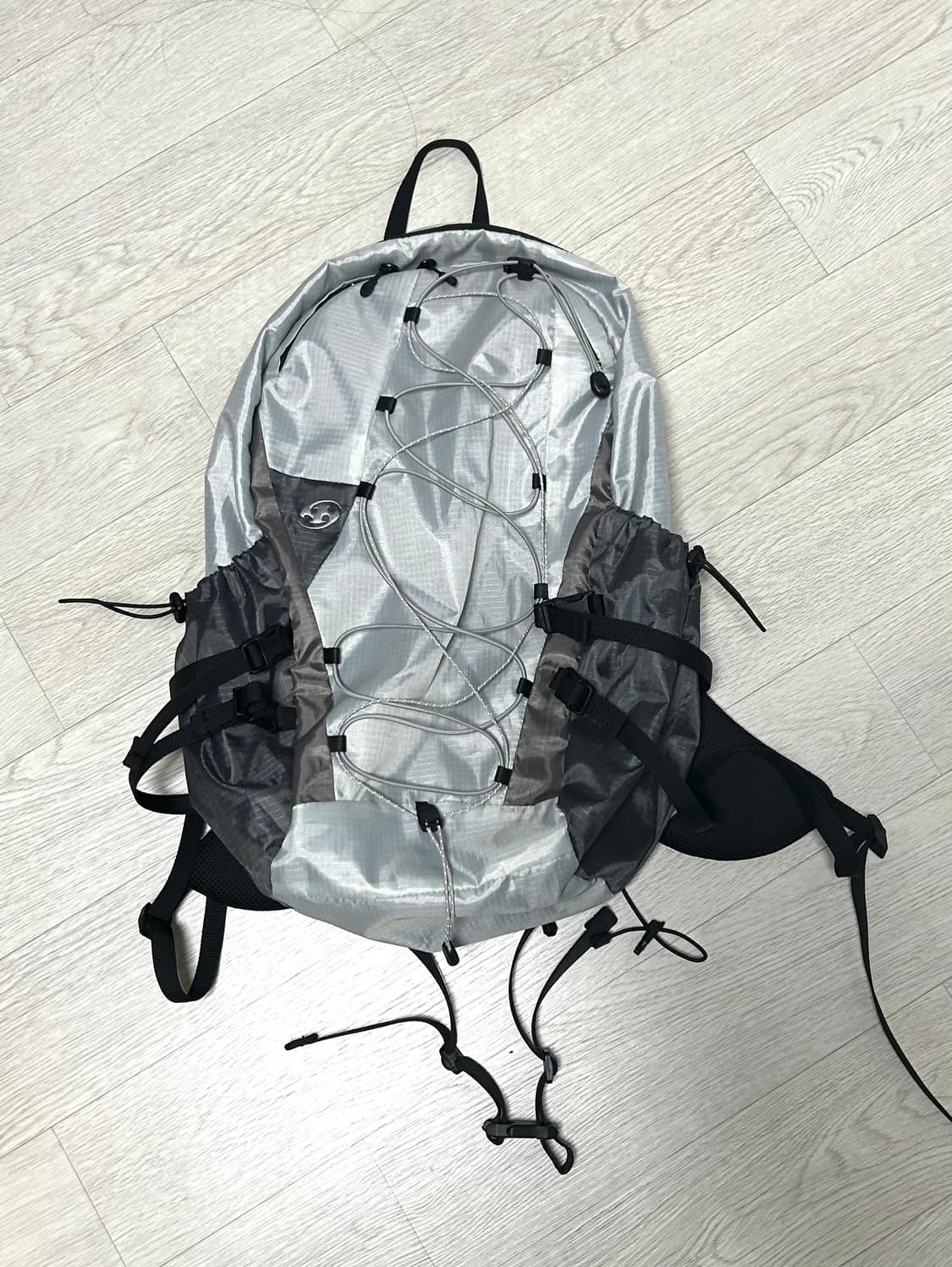 산산기어 24 스트링 백팩 화이트 그레이 은색 상품이미지1