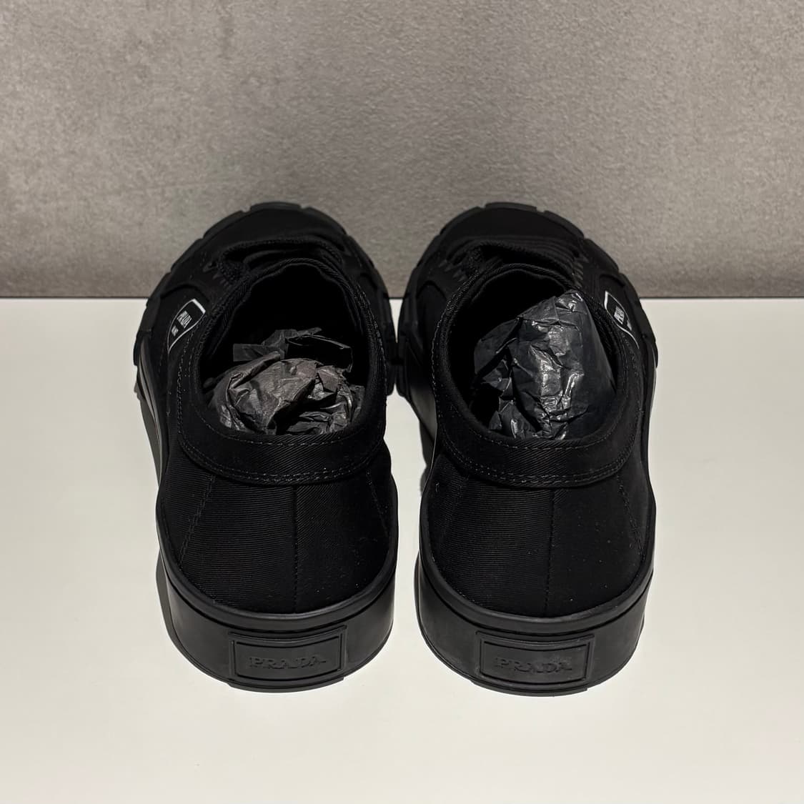 프라다 삼각로고 스니커즈 상품이미지3