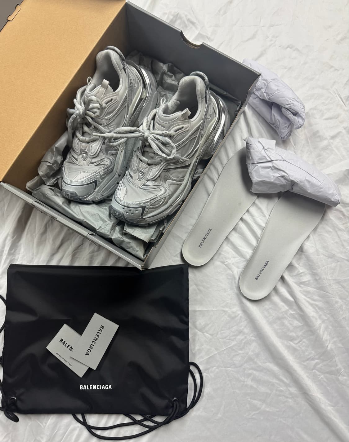 발렌시아가 25FW 뉴러너 2.0 스니커즈 그레이/실버 42 상품이미지1