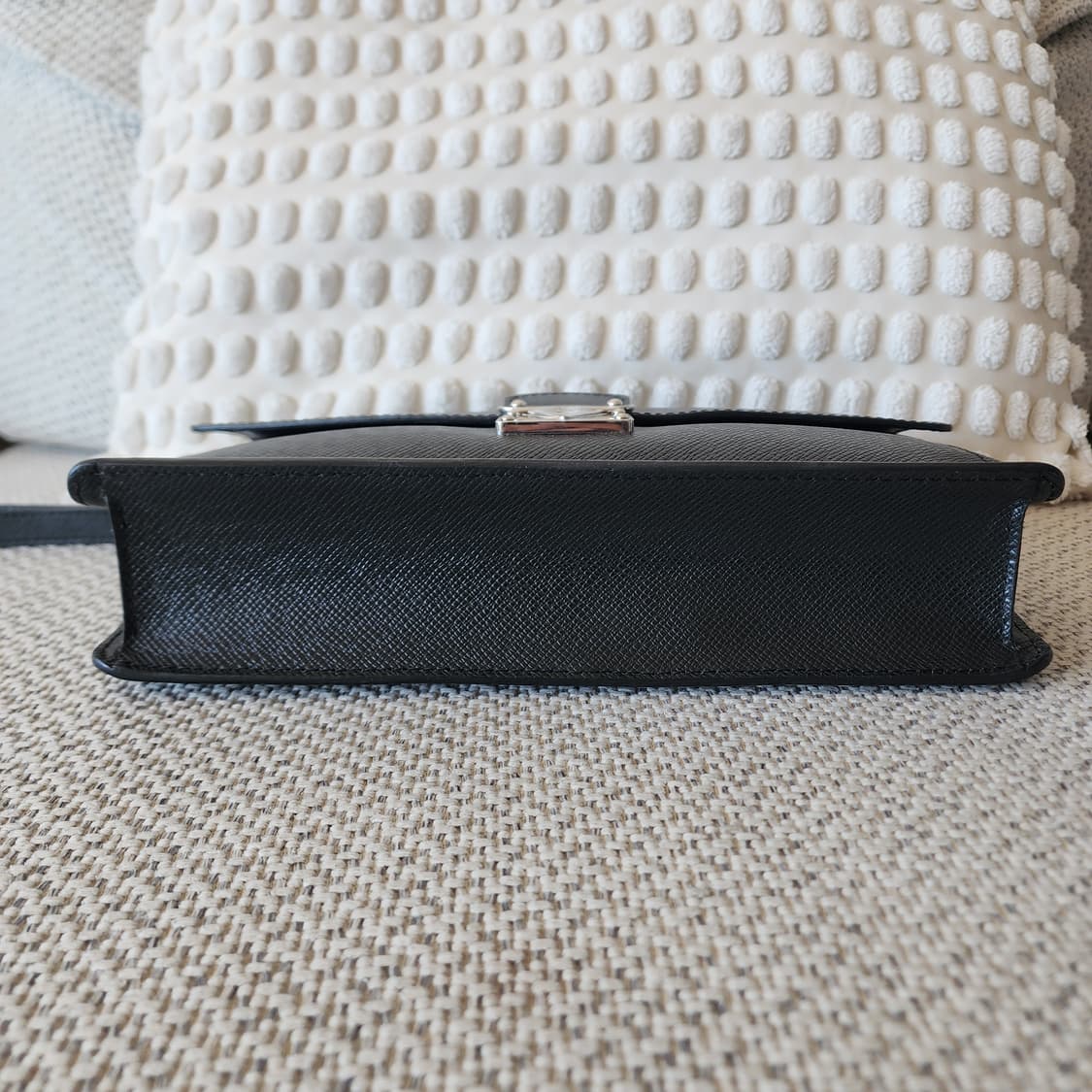 초민트급 루이비통 타이가 벨라야 클러치백 블랙 상품이미지6