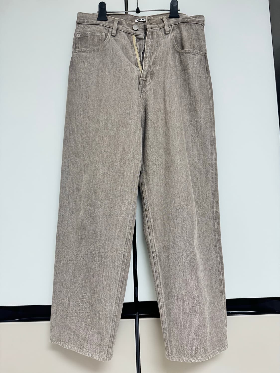 오라리 22시즌 모카브라운 와이드 데님 28 사이즈 팝니다. 상품이미지3